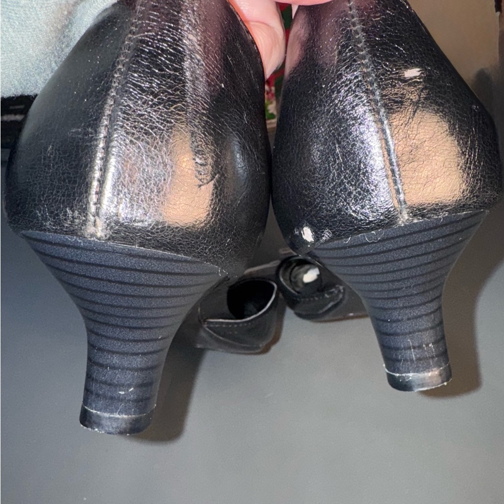 Aerosoles Elegant Black Little Heels with Cream Bow, Size 8 - Picture 12 of 16